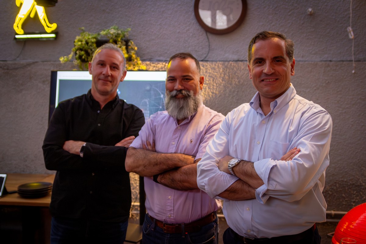 cierre-fin-ano-2024-15-trio-brazos-cruzados-sonriendo